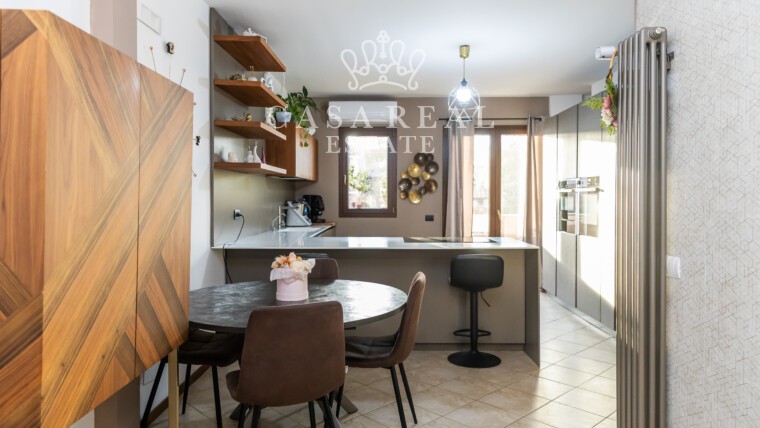 Appartamento con giardino in comprensorio privato